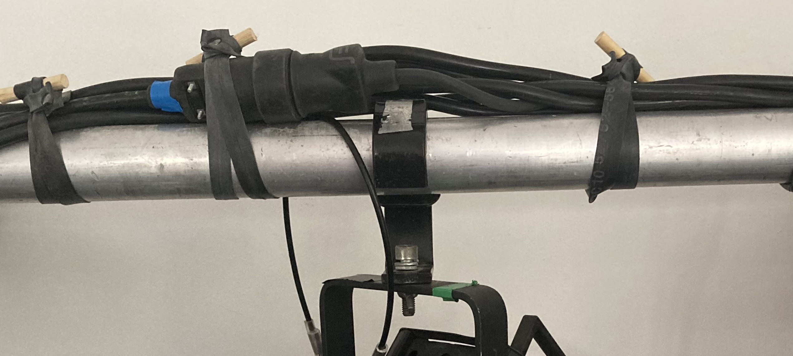 3 colliers belges fixant un multipaire et un cable sur une perche