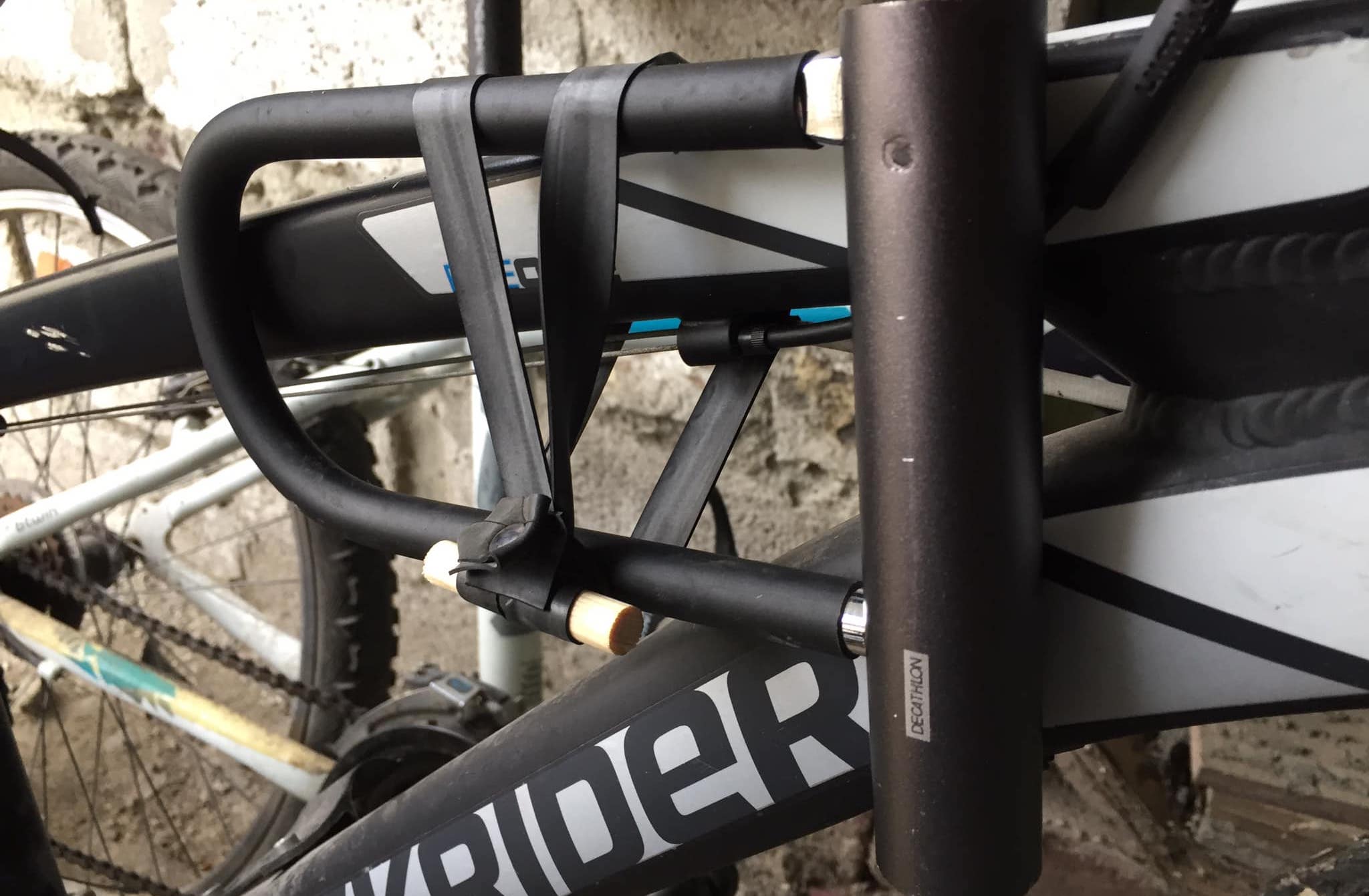 un antivol attaché à un cadre de vélo avec des Colliers du Nord.